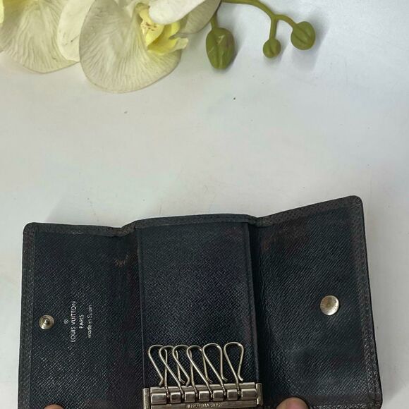 AUTHENTIC Louis Vuitton Black Taiga 6 Key Wallet - Picture 10 of 11